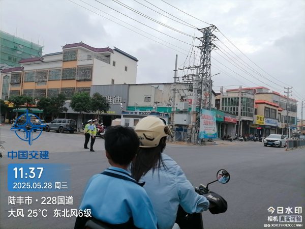 交警部门加强交通秩序劝导和执法