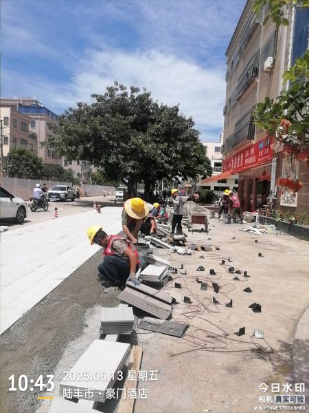 甲子镇40米大道人行道施工