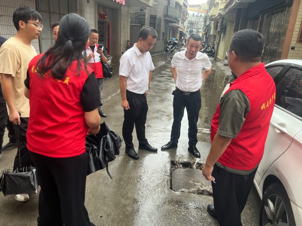 防台风巡查危房和积水处