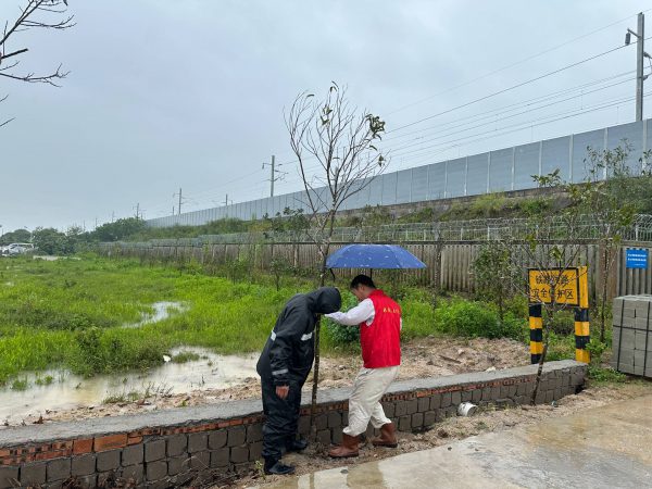 人大代表助力村台风过后安全排查