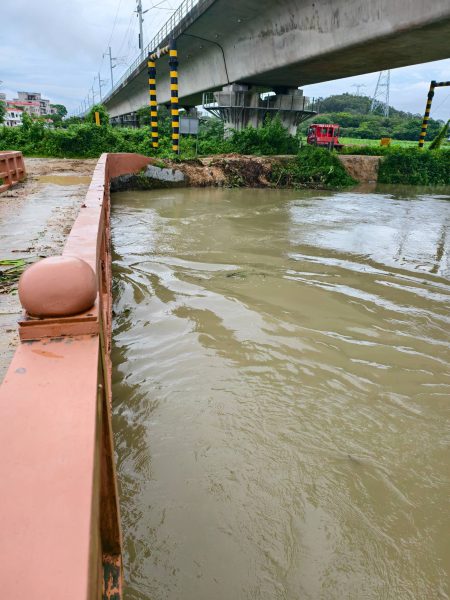 汛期清理桥孔堵塞物
