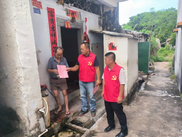 督导宣传基孔肯雅热与派发物资