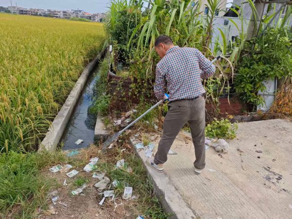 人大代表助力乡村环境卫生整治